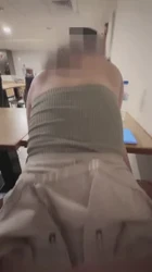 在餐厅里偷偷的做爱，不敢出声