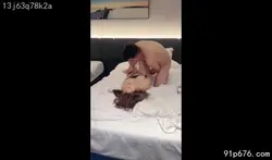 【眼镜少妇】两对夫妻酒店啪啪来交换，半推半就的就交换了