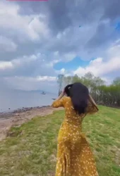 海边小姨子献出美鲍让姐夫贪婪舔吃阳台跪献口交迎着海风后入精液