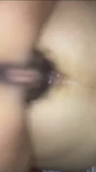 和大哥一起3p49岁丰满熟女大妈，看着大哥用力操逼打桩太刺激了