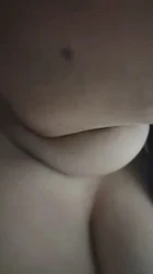 继续分享老婆奶子，吃了几口，她就淫叫了