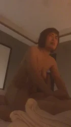 短发熟女偷情主动坐上来做爱，无套内射非常爽