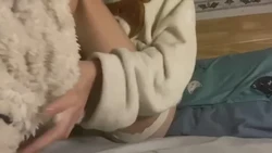 骚货女友掰开小穴自慰
