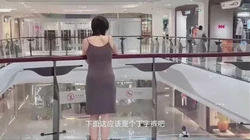 约了一个25岁的年轻少妇，见面第一次就如此奔放