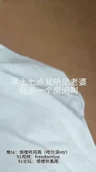 被老婆和单男操逼的声音吵醒，老婆一边被单男操，一边握紧我的手