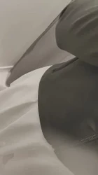在商场试衣间，隔壁有人，一时没忍住，把老婆内射了