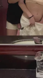 镜前扣弄九头身骚母狗，粉嫩奶头挺拔饱满