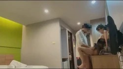 带老婆玩3P，娇小身段在酒店遭三根巨屌多体位狂插猛干，浪吟不绝，干到
