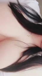 【章哥经典】裸聊调教童颜巨乳，揉搓奶子吐舌阿黑颜勾引，假鸡巴抽插骚穴