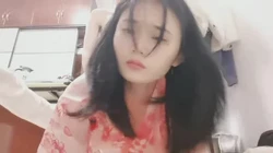 清纯女看着手机，也舒服了