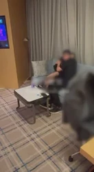 绿帽视角欣赏骚妻被单男打桩