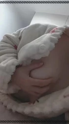 摸胸