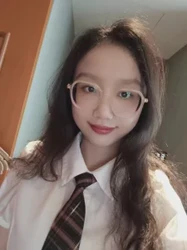 纪念在学校被我们玩弄的反差眼镜母狗