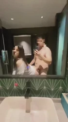 看老婆被抓着在镜子前面狂操她崩坏和谄媚口交的时候真的好美