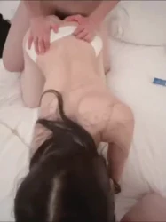 3p娇妻，单男后入帮老公撸