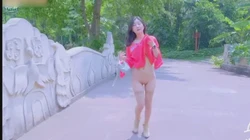 公园凉亭大鸡巴自慰，喷了一地水