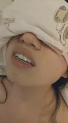 绿帽把老婆眼睛蒙起来，让单男进入房间和老婆享受。不料单男太紧张，第一
