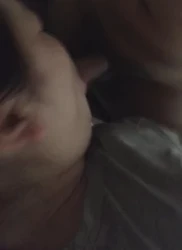 女大卖力的吃