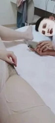 骚妇当着老公面玩裸聊，还让老公帮着拿手机拍，骚到骨子里了