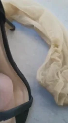 女王丝袜套鸡吧玩鞋足交 ，把鸡插进高跟鞋里踩鸡巴射精好爽