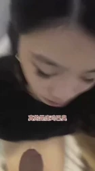 命令她找个当地人操逼做爱，结果不是刮风就是下雨，终于在当地酒吧被人勾