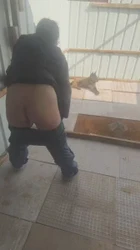 丽姐在山上寂寞难耐，受邀上山在苟旁边给她受精，席地而操