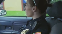 大屁股女警用身体惩罚