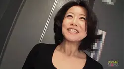 一位成熟的亚洲女性迫不及待地想用她湿润的阴户尝试所有的情趣玩具