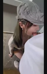 跟异地女友见面，在楼道里面就开始口交了