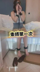 苏E：骚妻被绑起来更放荡，自己按摩骚穴，简界完整版