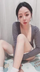 特别漂亮的女生塞着小怪兽震动调教