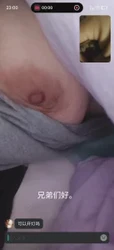 网调 聊骚 真实  已成年 吊钟奶少妇躲被窝跟我玩