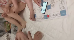 涨见识了！单男们和老婆玩自走棋玩游戏，摇到什么和老婆做什么动作，刺激