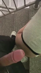 楼道里无套内射蜜桃臀轻熟女，真实偷情